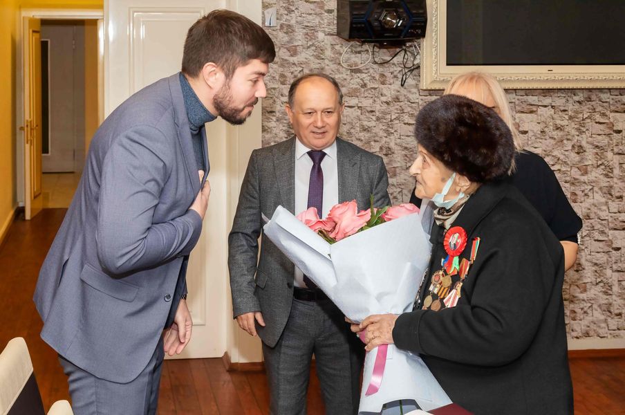 Русский дом в Баку поздравил жительницу блокадного Ленинграда с ее 101-летием