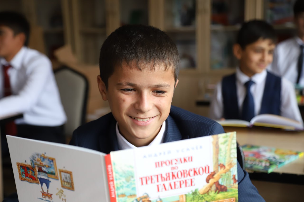 Почти 800 книг получила сельская школа Вахдатского района Таджикистана